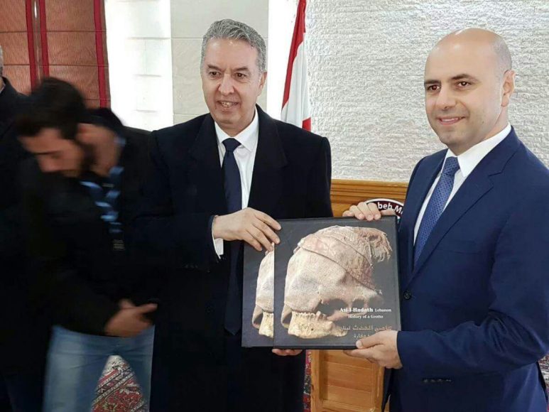 رئيس بلدية حدث الجبٌة يقدٌم كتاب تاريخ  "عاصي الحدث" إلى دولة نائب رئيس مجلس الوزراء الأستاذ غسٌان حاصباني.